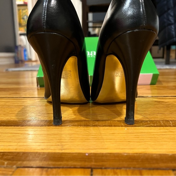 Charles David Pompadour Black Leather 4” Almond Toe Pumps With Box Size 7 - Picture 7 of 8